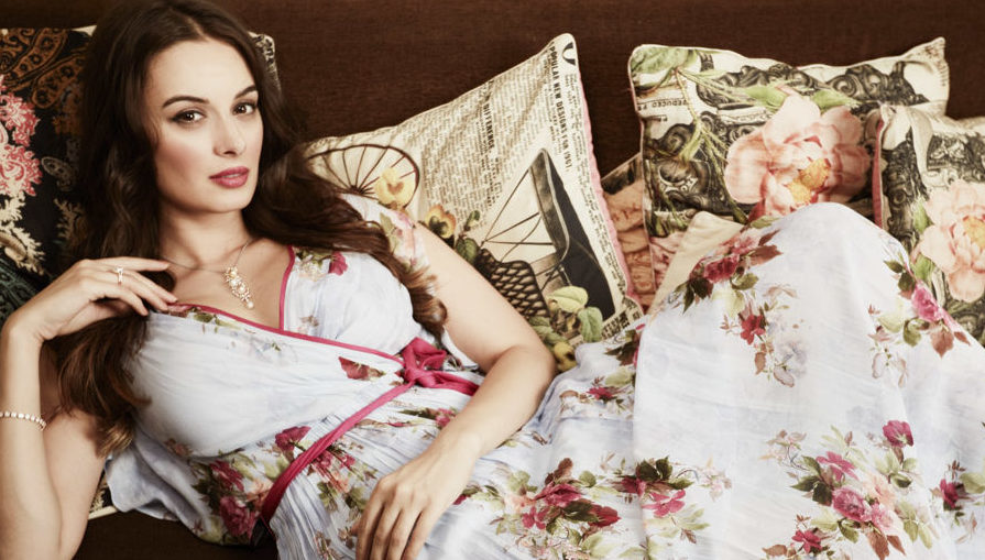evelyn sharma madhavi agneepath s madhavi is not actress evelyn sharma s mom evelyn sharma madhavi agneepath s madhavi is not actress evelyn sharma s mom