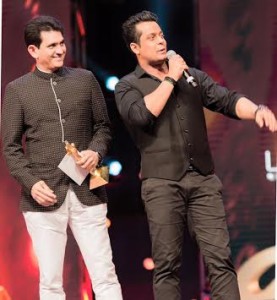 Vikram Singh presented an award to Queen Movie Director Vikas Behl for best dialogue