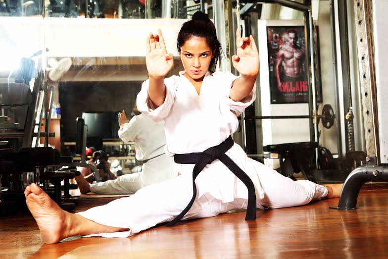 Neetu Chandra, action, Ladaaku