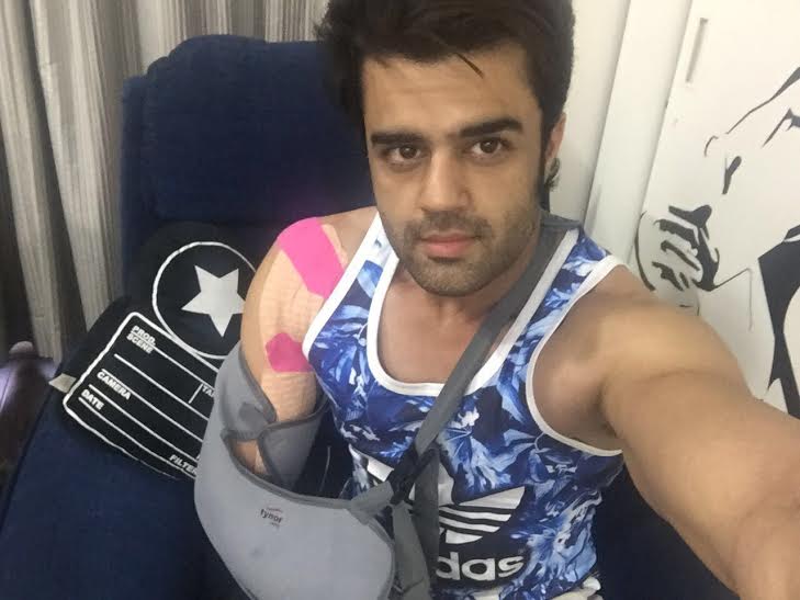 Manish Paul, shoulder