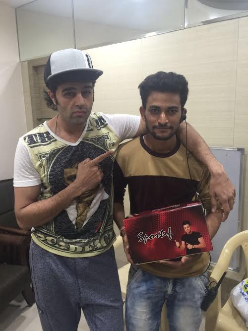 Manish Paul, gifts, shoes, crew, Jhalak Dikhhla Jaa 9