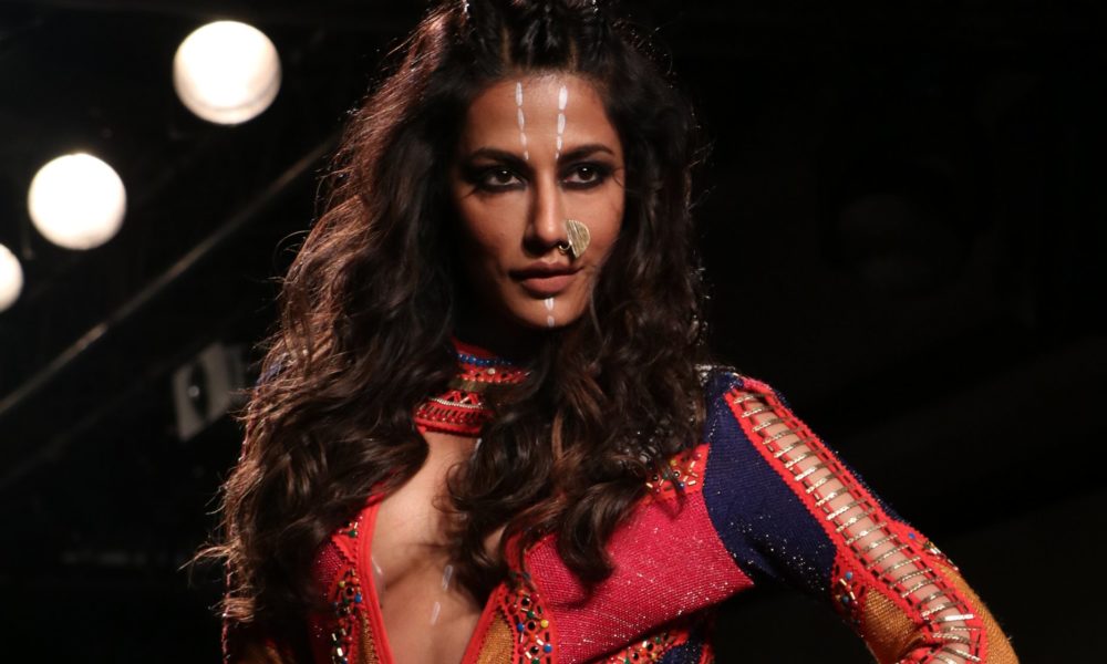 Chitrangada Singh, showstopper, Neha Agarwal, Lakme Fashion Week 2017