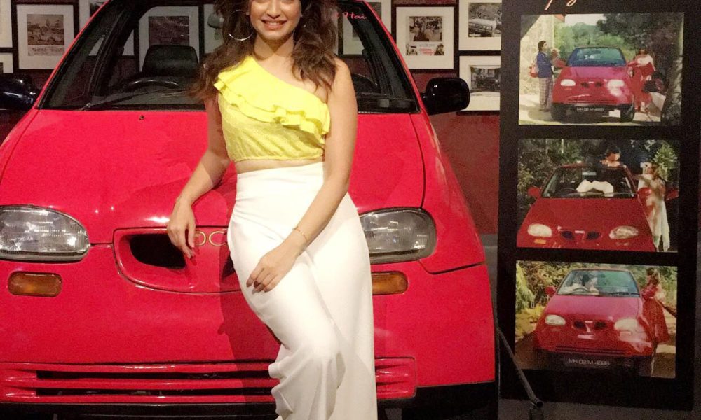 Kriti Kharbanda, Dil To Pagal Hai, vintage car