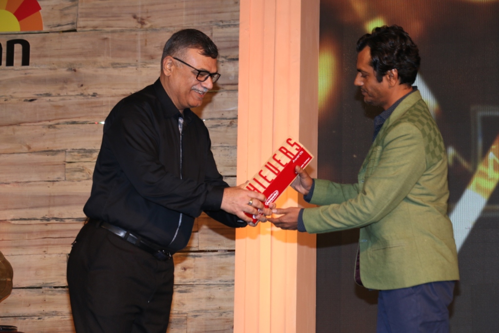 Nawazuddin Siddiqui winning an award at the 8th Jagran Film Festival Award Night