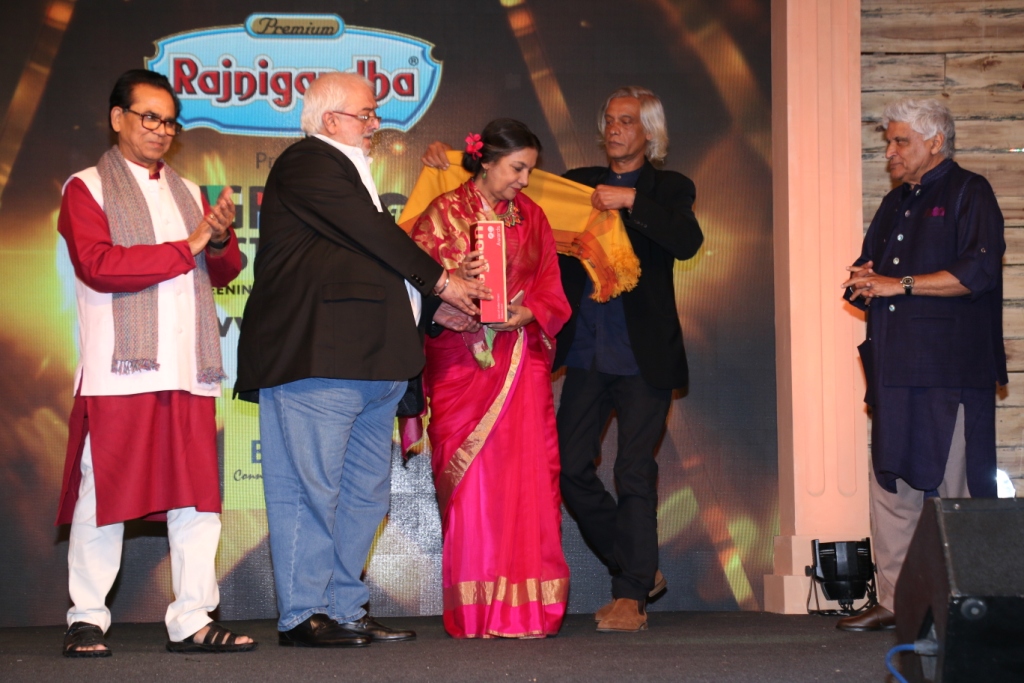 Rahul Rawail Sudhir Mishra Javed Akhtar honouring Shabana Azmi at the 8th Jagran Film Festival Award Night
