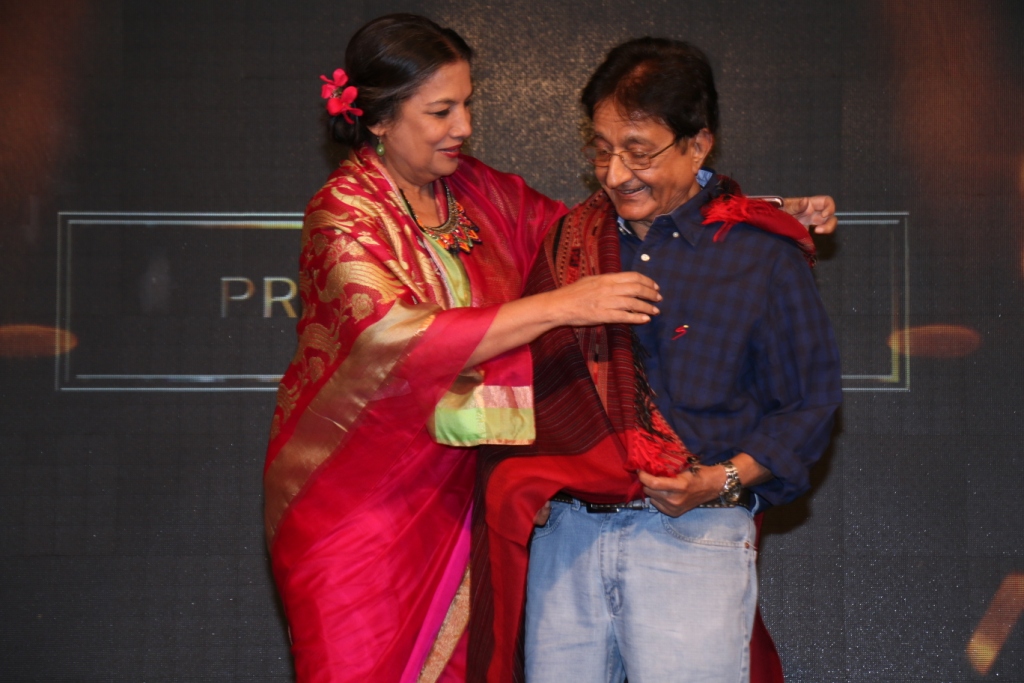 Shabana Azmi honouring Praveen Bhatt at the 8th Jagran Film Festival Award Night