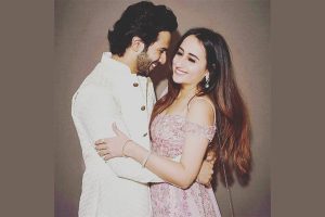 Varun Dhawan posts a sweet message for Natasha Dalal as he poses with her for this pic!