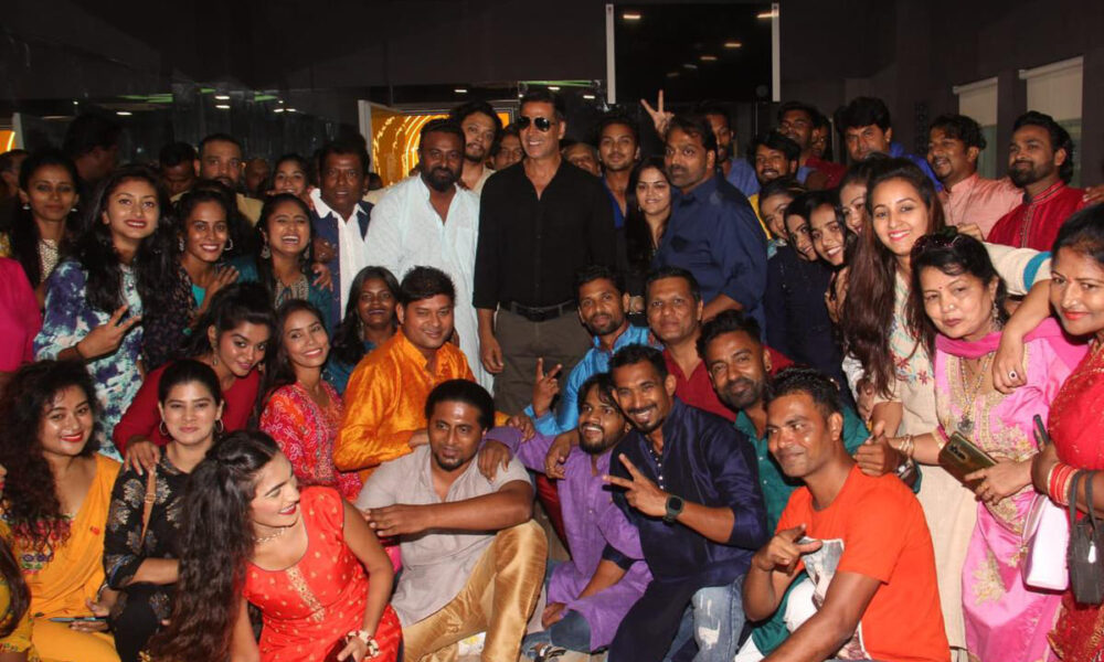 Spotted: Akshay Kumar graces the grand opening of Ganesh Acharya Dance ...